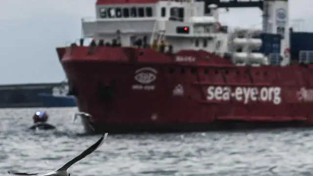 Approdo nave di soccorso migranti Sea Eye 4 al porto di Napoli. Napoli. 25 Febbraio 2025. ANSA/CESARE ABBATE
