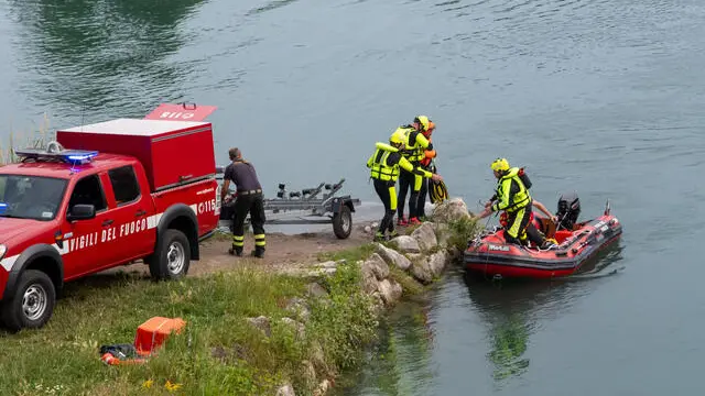 Vigili del fuoco e sommozzatori al lavoro per le ricerche di un ragazzo annegato tra il fiume Adda e il canale Muzza a Cassano d’Adda. 15 Giugno 2025. ANSA/ANDREA CANALI