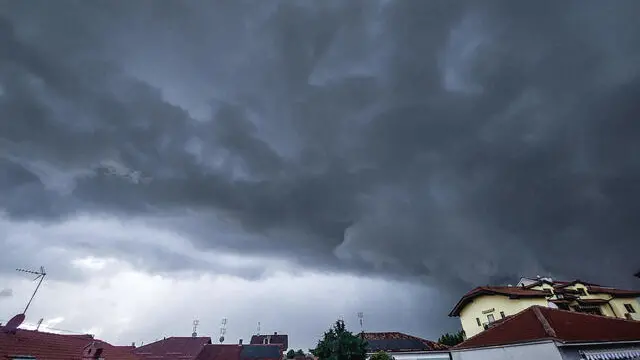 Maltempo: l'avvicinarsi di in temporale a Brandizzo. Torino 02 giugno 2025 ANSA/TINO ROMANO
