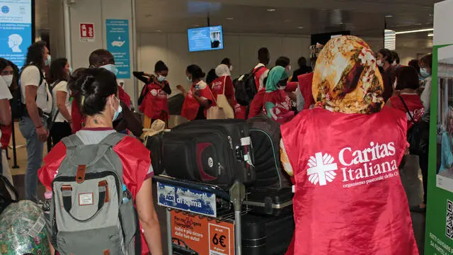 Con un nuovo corridoio umanitario, organizzato da Caritas Italiana, su mandato della Conferenza episcopale italiana (Cei), e dall'Unhcr (Agenzia Onu per i rifugiati), è giunto oggi, intorno alle 10, via Tunisi, all'aeroporto di Fiumicino un gruppo di 45 profughi dal Niger che, come da protocollo, sono stati sottoposti a test anti Covid e misurazione della temperatura corporea. Sono stati accolti da una ventina di volontari Caritas e operatori diocesani. Sono in tutto otto nucleo familiari con una ventina di minori. Saranno trasferiti in otto diocesi, tra nord e sud Italia, Aeroporto Leonardo Da Vinci, Roma, 23 giugno 2021. ANSA/TELENEWS