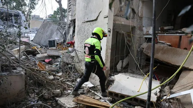 epa12178374 Israeli emergency teams work at the scene where Iranian ballistic missiles hit an Jewish orthodox girls school, in Bnei Brak, central Israel, 16 June 2025. Israel and Iran have been exchanging fire since Israel attacked on 13 June 2025 as part of Operation 'Rising Lion.' EPA/ABIR SULTAN