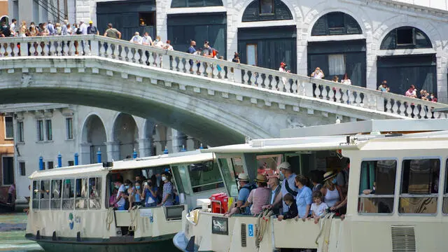 Vaporetti affollati di turisti in navigazione sul Canal grande, oggi 6 giugno 2021. ANSA/ANDREA MEROLA