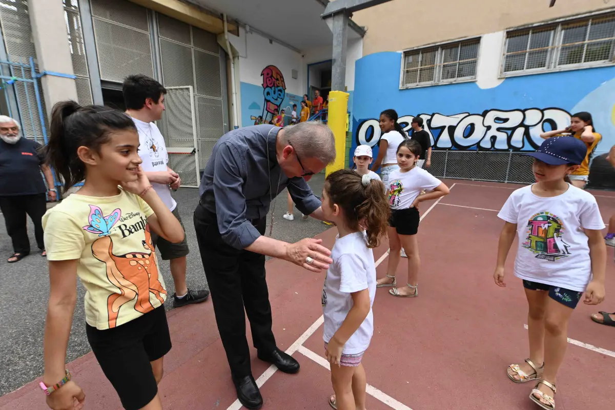 La visita del vescovo Tremolada al gest dell'oratorio Pavoni