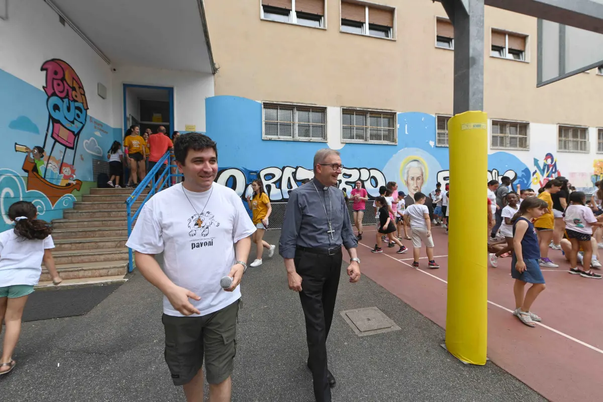 La visita del vescovo Tremolada al gest dell'oratorio Pavoni