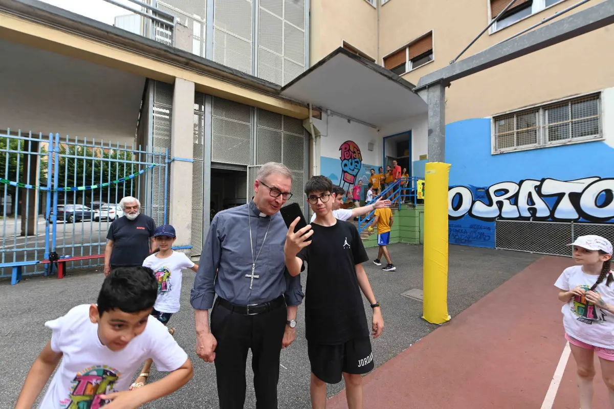 La visita del vescovo Tremolada al gest dell'oratorio Pavoni