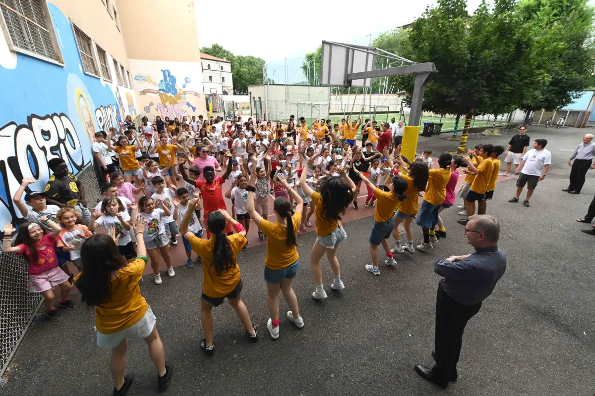 La visita del vescovo Tremolada al gest dell'oratorio Pavoni
