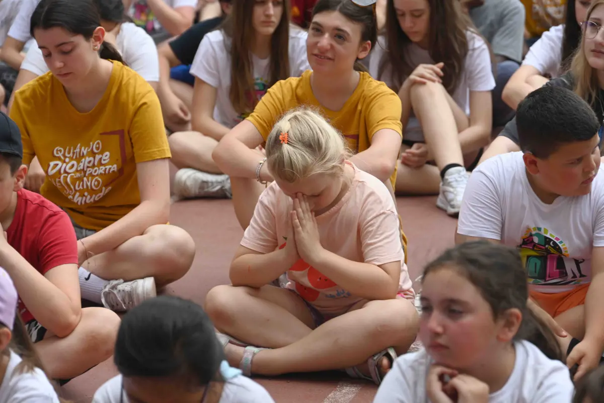 La visita del vescovo Tremolada al gest dell'oratorio Pavoni