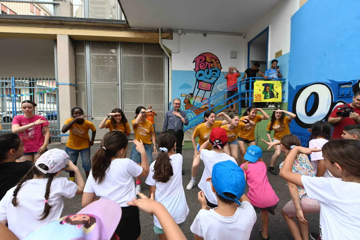 La visita del vescovo Tremolada al gest dell'oratorio Pavoni