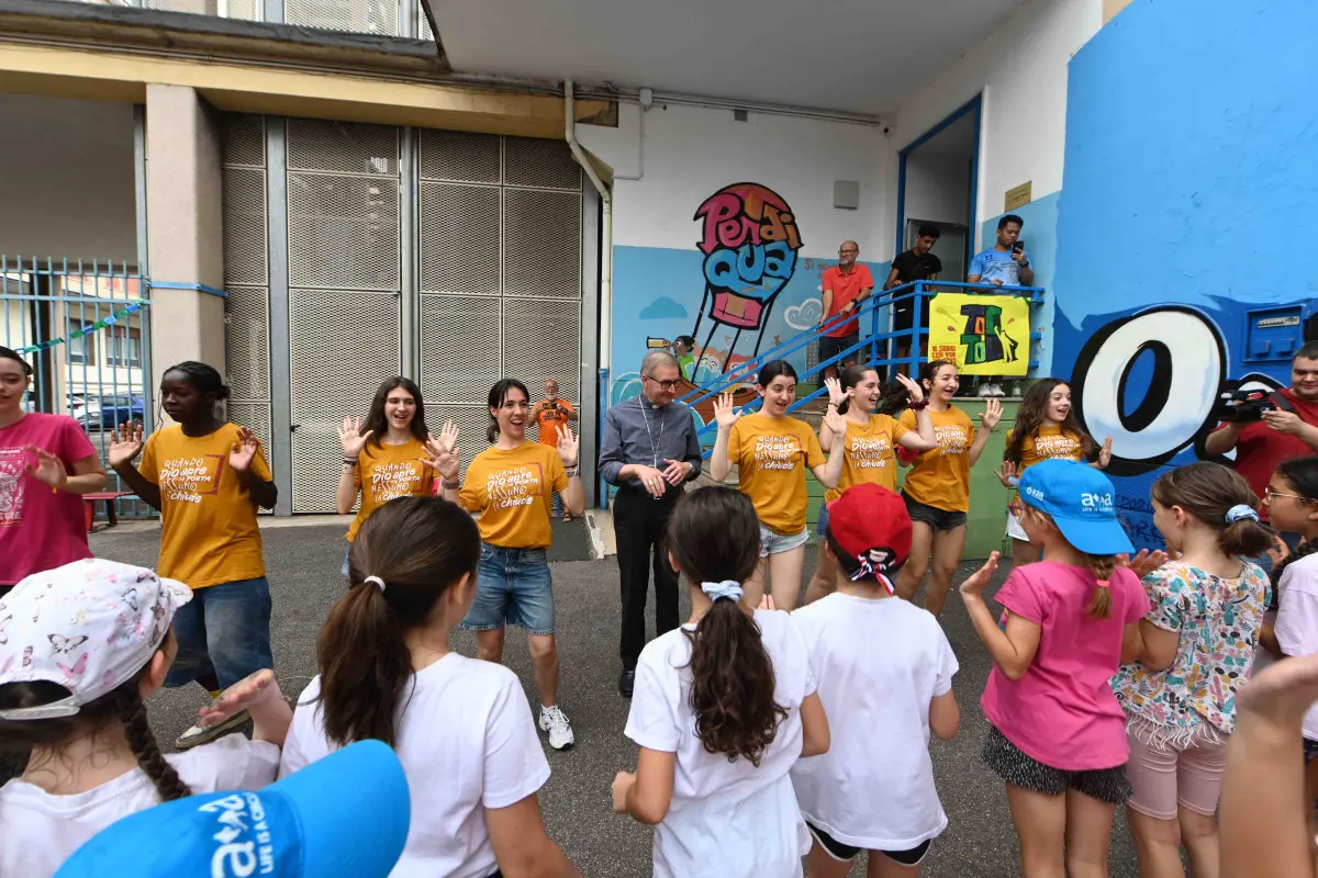 La visita del vescovo Tremolada al gest dell'oratorio Pavoni