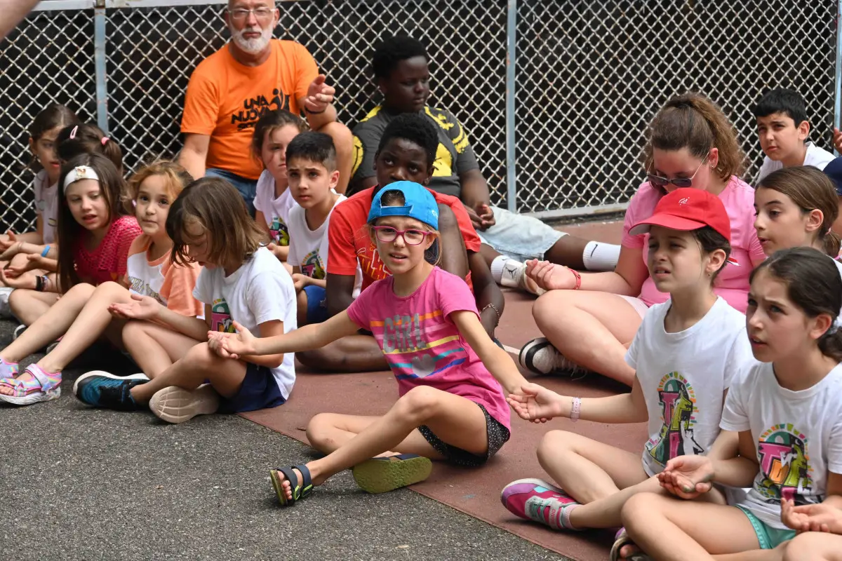 La visita del vescovo Tremolada al gest dell'oratorio Pavoni