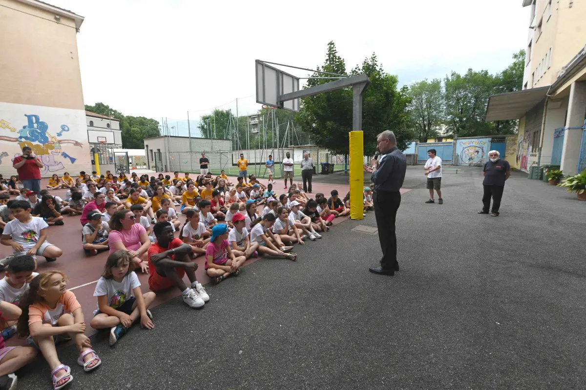 La visita del vescovo Tremolada al gest dell'oratorio Pavoni