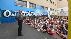 La visita del vescovo Tremolada al gest dell'oratorio Pavoni