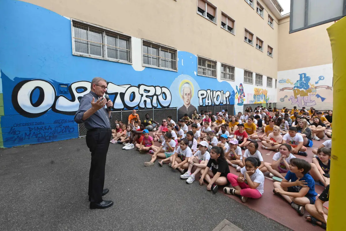 La visita del vescovo Tremolada al gest dell'oratorio Pavoni