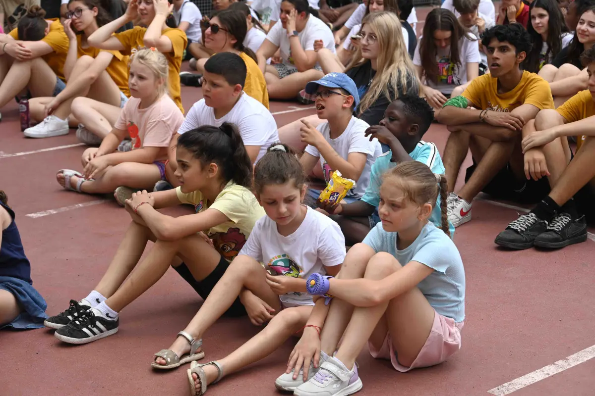 La visita del vescovo Tremolada al gest dell'oratorio Pavoni