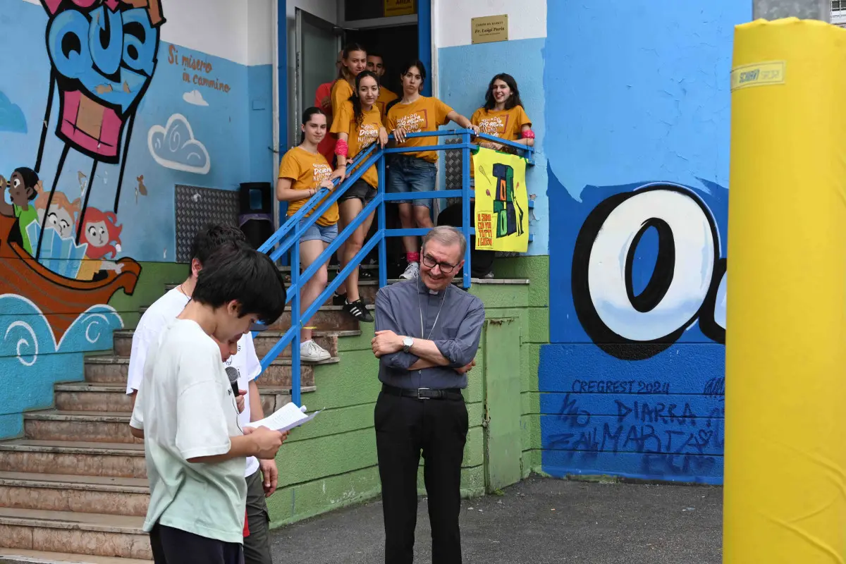 La visita del vescovo Tremolada al gest dell'oratorio Pavoni