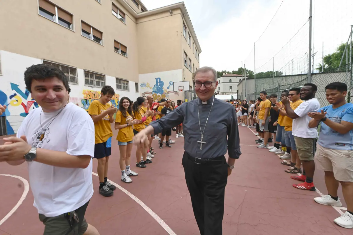 La visita del vescovo Tremolada al gest dell'oratorio Pavoni