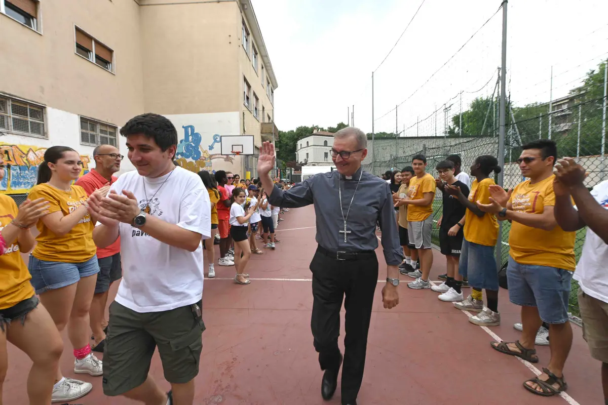 La visita del vescovo Tremolada al gest dell'oratorio Pavoni