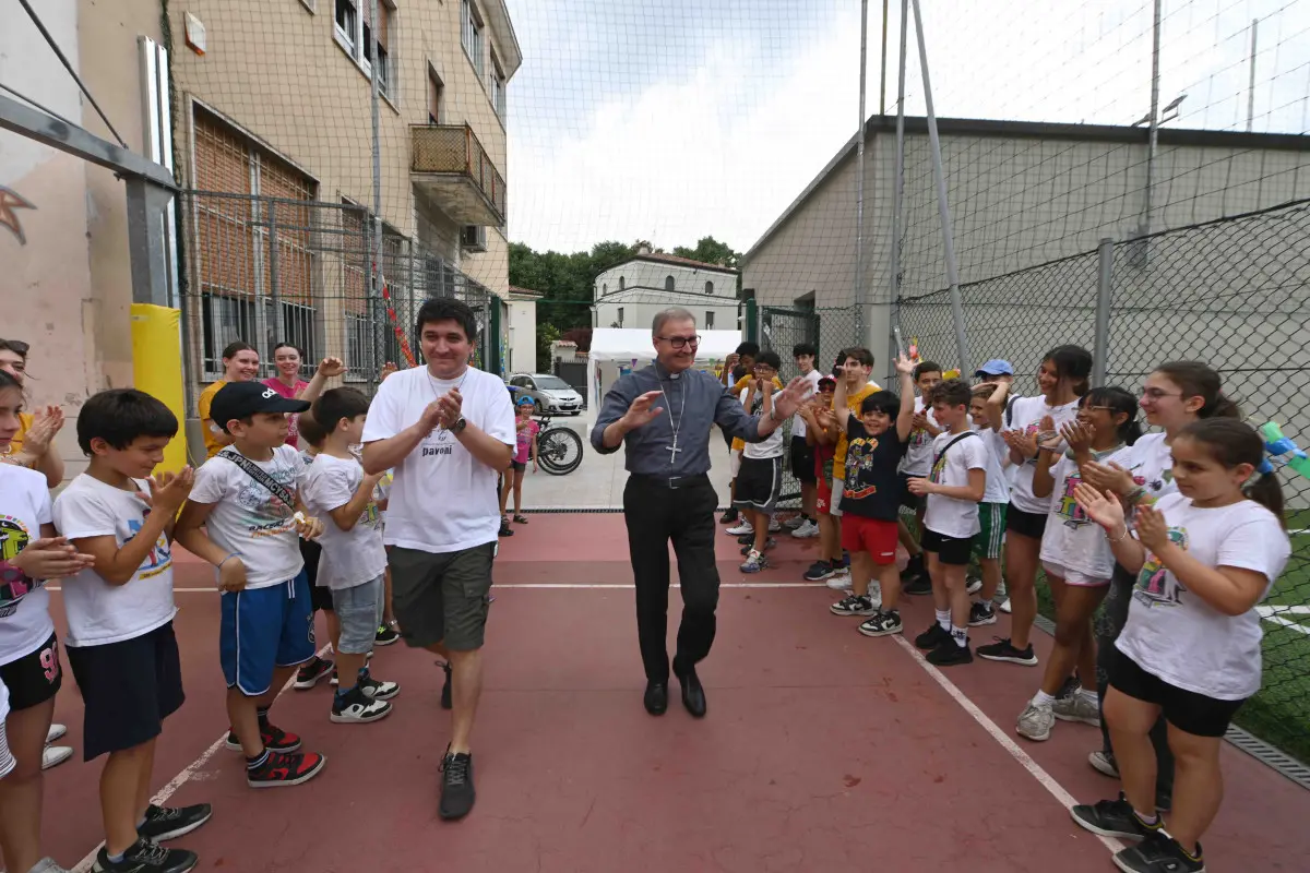 La visita del vescovo Tremolada al gest dell'oratorio Pavoni
