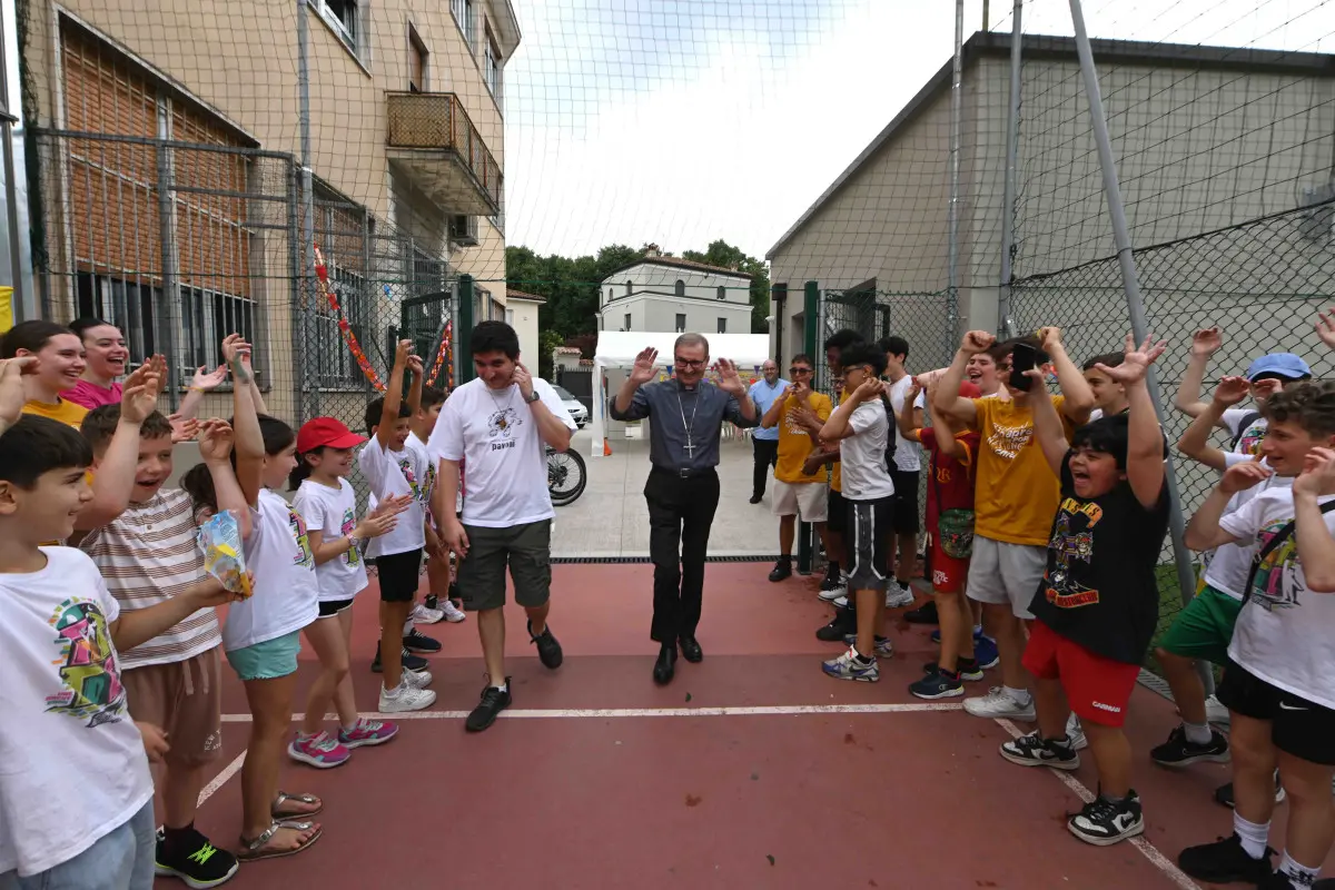 La visita del vescovo Tremolada al gest dell'oratorio Pavoni