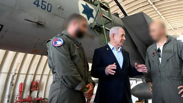 Il premier israeliano Benyamin Netanyahu in visita alla base aerea di Tel Nof, Israele, 16 giugno 2025. ANSA/US IDF +++ ANSA PROVIDES ACCESS TO THIS HANDOUT PHOTO TO BE USED SOLELY TO ILLUSTRATE NEWS REPORTING OR COMMENTARY ON THE FACTS OR EVENTS DEPICTED IN THIS IMAGE; NO ARCHIVING; NO LICENSING +++ NPK
