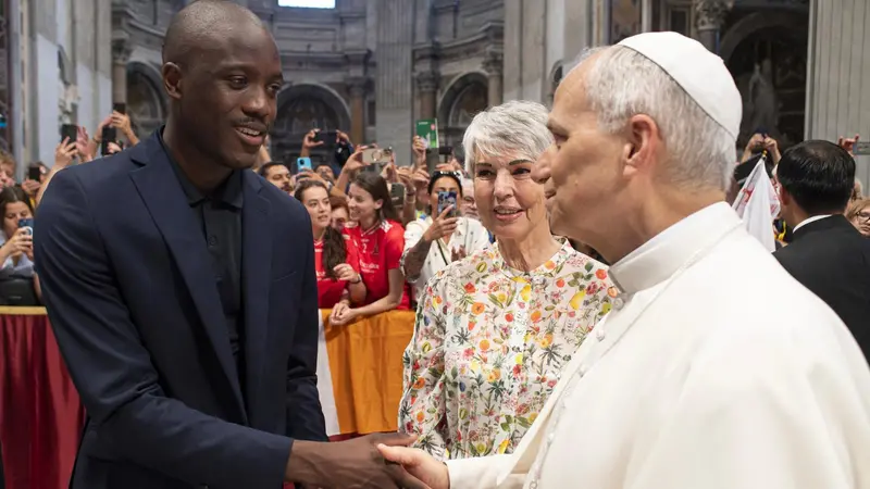 L'incontro tra Tebogo e papa Leone XIV