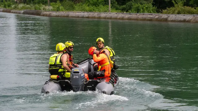 Continuano da parte dei vigili del fuoco e dei sommozzatori le ricerche del ragazzo annegato ieri tra il fiume Adda e il canale Muzza a Cassano d’Adda. 16 Giugno 2025. ANSA/ANDREA CANALI