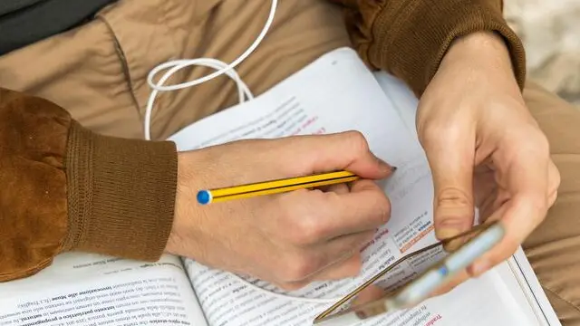 Studenti e studentesse in DAD sotto il MIUR provenienti da più di trenta scuole di Roma si sono riuniti con i loro cellulari, tablet e pc per svolgere lezione a distanza sotto il ministero dell'Istruzione, per protestare contro le problematiche della didattica a distanza, Roma, 4 novembre 2020. ANSA/Rete degli Studenti Medi - Roma e Lazio