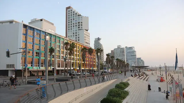 epa10933028 An empty beach area and promenade in Tel Aviv, Israel, 22 October 2023. The Tel Aviv municipality published a prohibition of staying at the beach following the armed conflict with Hamas as more than 4,500 Palestinians and 1,400 Israelis have been killed, according to the Israel Defense Forces (IDF) and the Palestinian health authority, since Hamas militants launched an attack against Israel from the Gaza Strip on 07 October. EPA/ABIR SULTAN