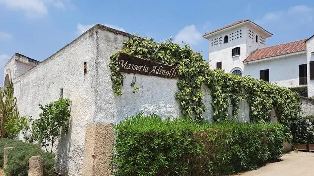 Una veduta esterna della masseria all'interno della quale e' avvenuto l'omicidio di un 17enne di origine gambiana, a Sant'Angelo in Formis, frazione del comune di Capua (Caserta), 16 giugno 2025. ANSA/ ANTONIO PISANI
