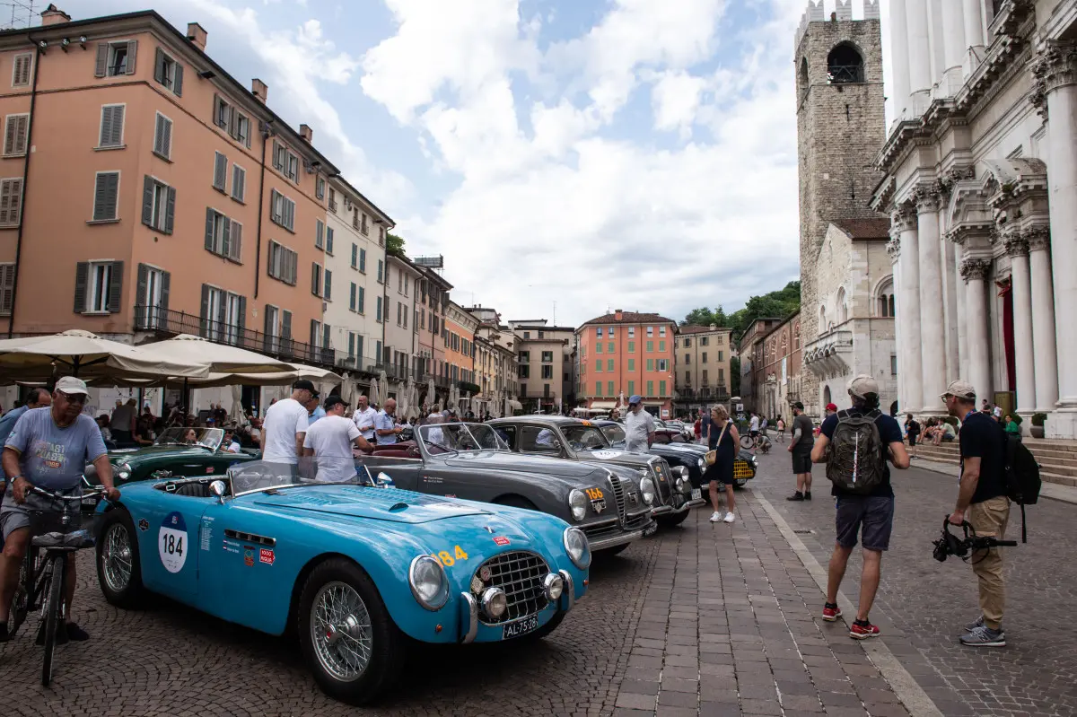 Mille Miglia 2025, la benedizione dopo la messa con il vescovo