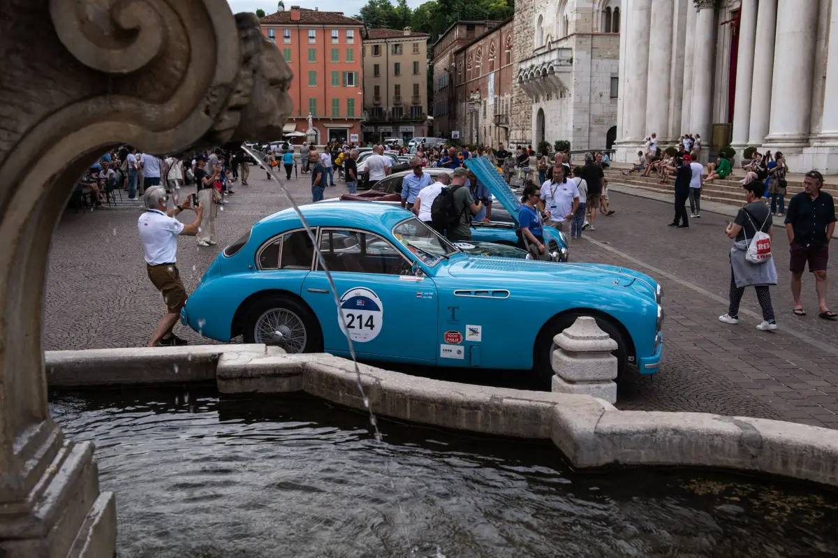 Mille Miglia 2025, la benedizione dopo la messa con il vescovo