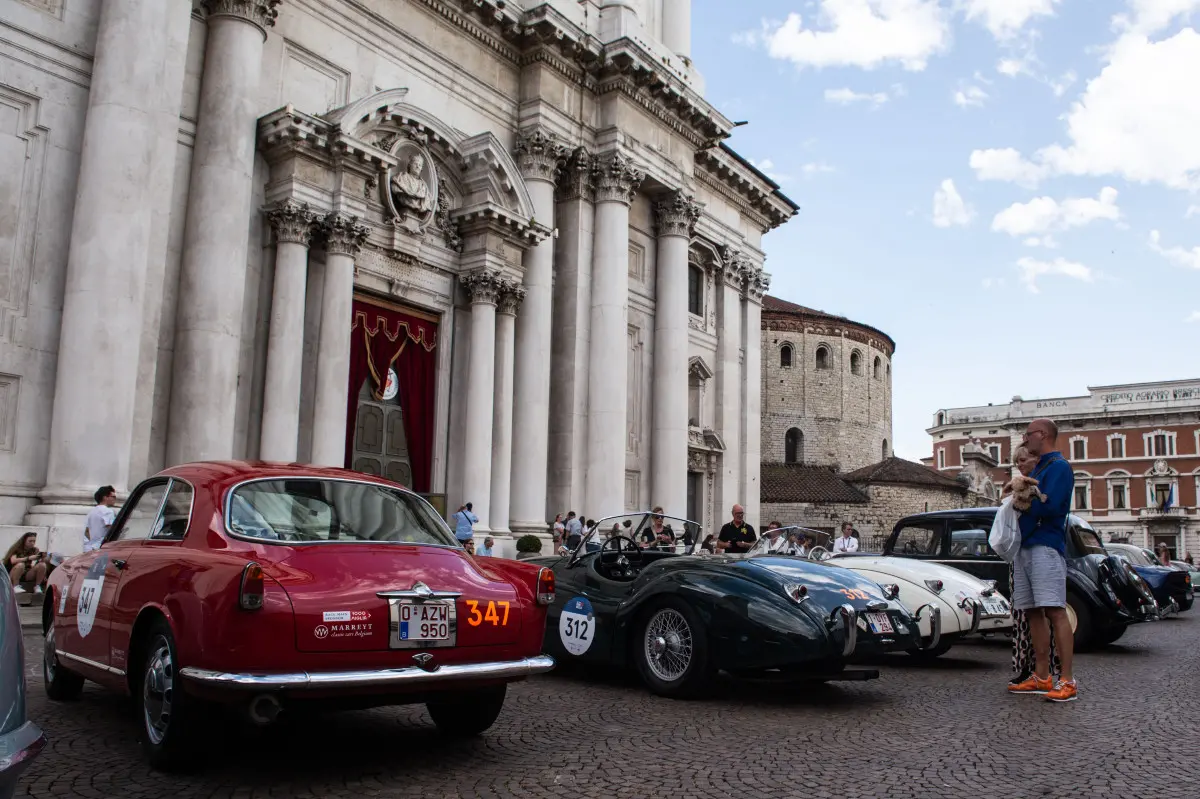 Mille Miglia 2025, la benedizione dopo la messa con il vescovo