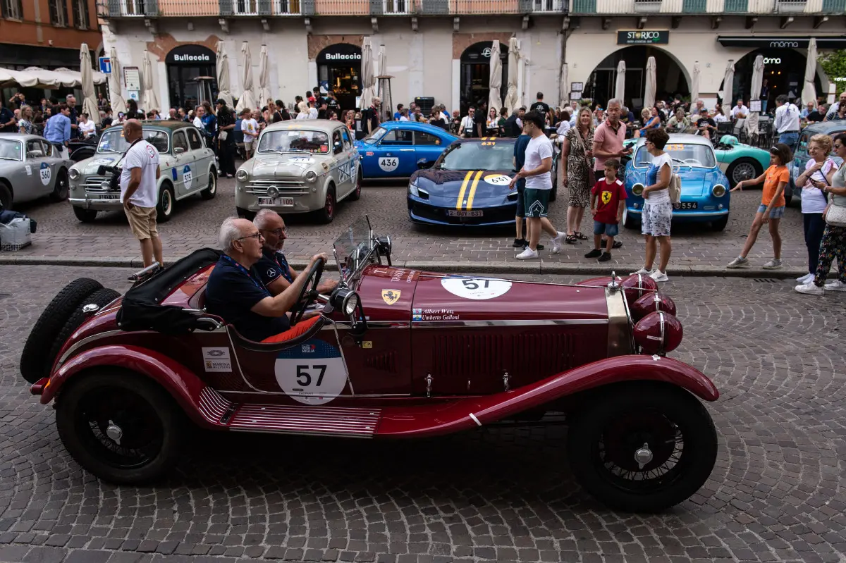Mille Miglia 2025, la benedizione dopo la messa con il vescovo