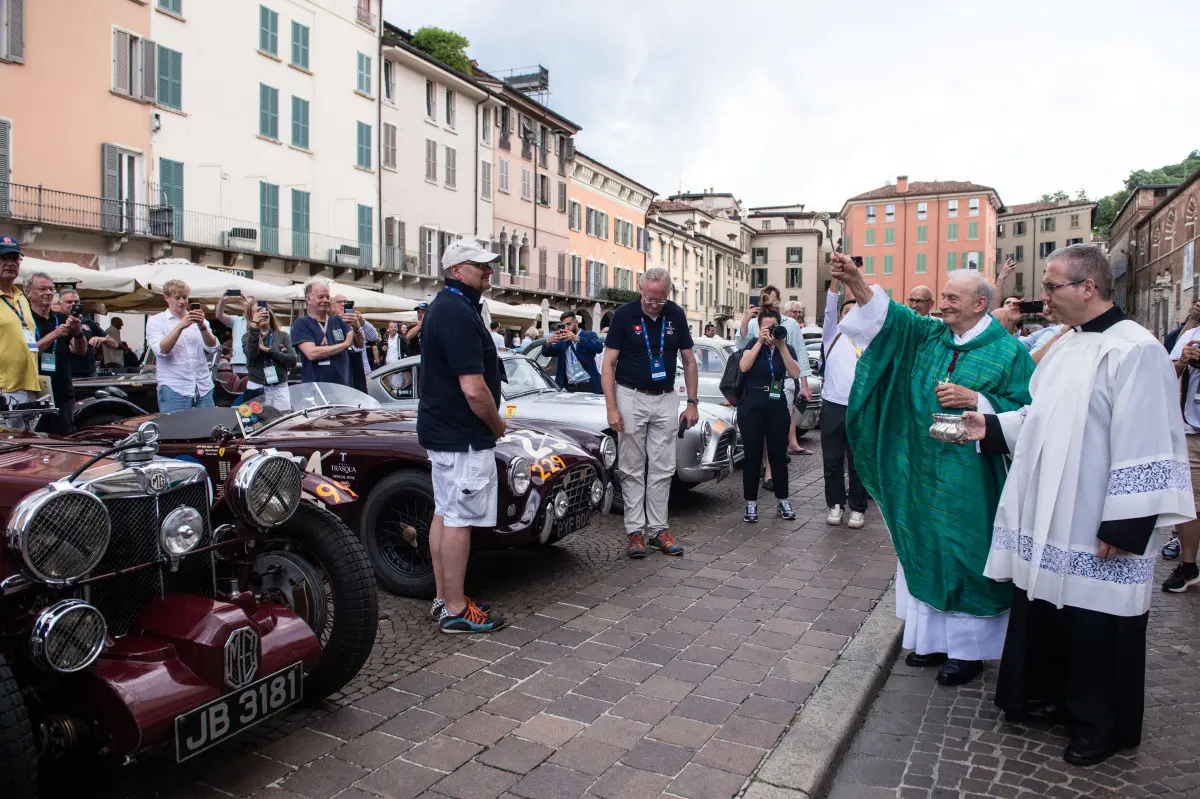 Mille Miglia 2025, la benedizione dopo la messa con il vescovo