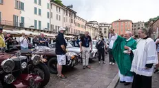 Mille Miglia 2025, la benedizione dopo la messa con il vescovo