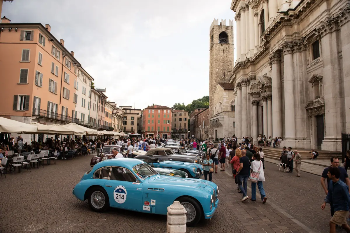 Mille Miglia 2025, la benedizione dopo la messa con il vescovo