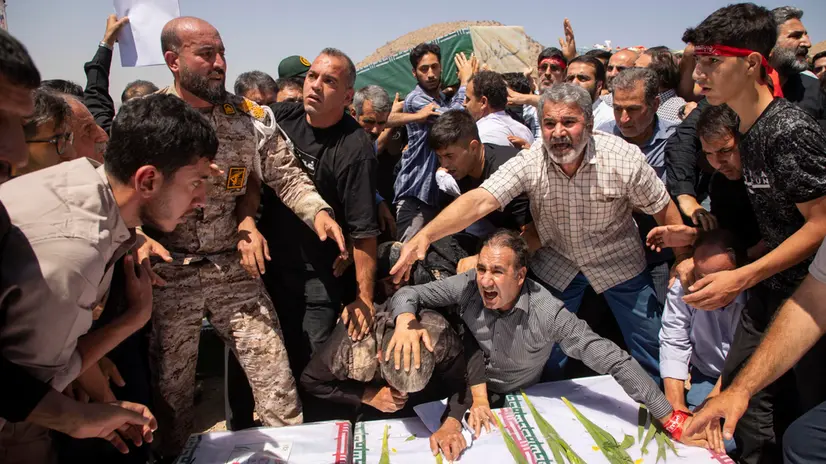 I funerali di alcuni civili iraniani uccisi in un attacco aereo israeliano a Khoramabad - Foto Epa © www.giornaledibrescia.it