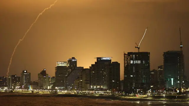 epa12178200 The Iron Dome, the Israeli air defense system, intercepts missiles fired from Iran, over Tel Aviv, Israel, 16 June 2025. Israel and Iran have been exchanging fire since Israel attacked on 13 June 2025 as part of Operation 'Rising Lion.' EPA/ATEF SAFADI