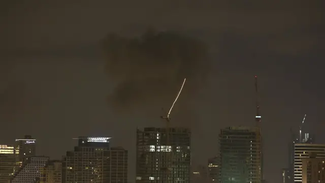 epa12178193 A ball of smoke fills the sky from an explosion of a missile fired from Iran in Tel Aviv, Israel, 16 June 2025. Israel and Iran have been exchanging fire since Israel attacked on 13 June 2025 as part of Operation 'Rising Lion.' EPA/ATEF SAFADI