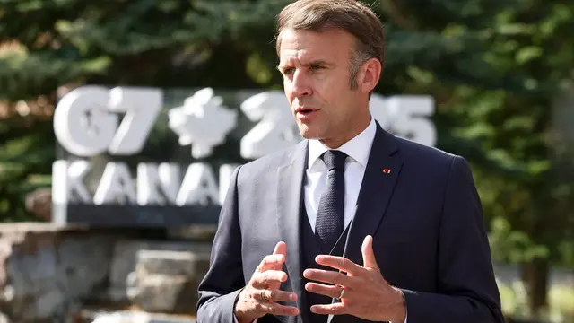 epa12180037 French President Emmanuel Macron speaks to the press during the G7 Summit in Kananaskis, Canada, 16 June 2025. World leaders are gathered from 15 to 17 June 2025 for the annual G7 Summit. EPA/TERESA SUAREZ / POOL