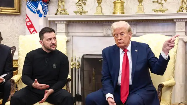 epa11930690 US President Donald Trump (R) meets with Ukrainian President Volodymyr Zelensky (L) in the Oval Office of the White House in Washington, DC, USA, 28 February 2025. Zelensky is in Washington to sign the framework of a deal, pushed by President Trump, to share Ukraines’s mineral wealth with the US. EPA/JIM LO SCALZO / POOL