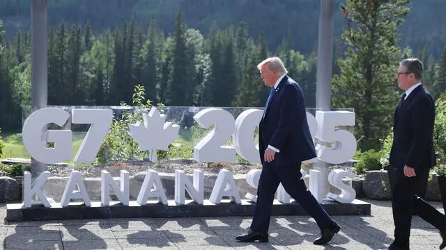 epa12180110 (L-R) US President Donald Trump and British Prime Minister Keir Starmer arrive for a family photo during the Group of Seven (G7) Summit at the Kananaskis Country Golf Course in Kananaskis, Alberta, Canada, 16 June 2025. World leaders gather from 15 to 17 June 2025 for the annual G7 Summit. EPA/LUDOVIC MARIN / POOL
