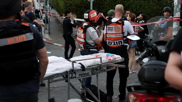 epa12178323 Israeli rescue teams and medical personnel gather at the scene where Iranian ballistic missiles struck buildings in Tel Aviv, Israel, 16 June 2025. According to emergency service, Magen David Adom (MDA), paramedics have pronounced the death of four people and provided medical care to a total of 81 injured, one in serious condition and five in moderate condition. EPA/ATEF SAFADI