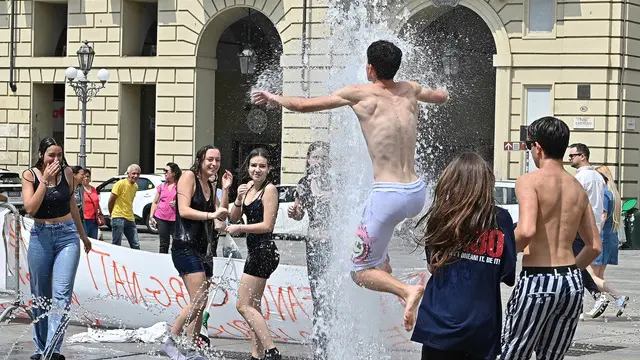 Gli studenti delle scuole torinesi si trovano in piazza castello per il consueto bagno nelle fontane per celebarre la fine dell'anno scolastico, Torino , 6 giugno 2025 ANSA/ALESSANDRO DI MARCO