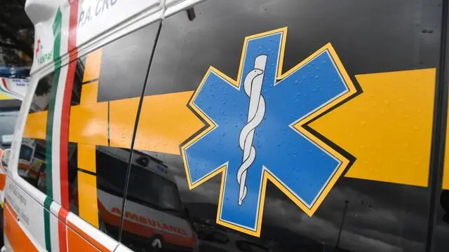 Ambulanze davanti al Pronto Soccorso dell'ospedale Galliera dove a causa dell'alta affuenza di pazienti i tempi di attesa sono sempre più lunghi, Genova, 28 novembre 2017. ANSA/ LUCA ZENNARO