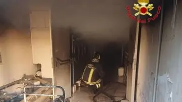 L'incendio all'interno dei locali del Park Hotel di Mercato San Severino (Salerno), 15 febbraio 2025. Il rogo, scaturito probabilmente da un corto circuito, è divampato poco prima delle 9 all'interno dei locali Spa e lavanderia. L'albergo è stato fatto evacuare e al momento non si hanno notizie di persone coinvolte. Sul posto sono accorse le squadre dei caschi rossi di Mercato San Severino e Nocera, un'autobotte, un carro aria (supporto bombole) e il funzionario di servizio che hanno messo in sicurezza l'area. ANSA/ VIGILI DEL FUOCO +++ ANSA PROVIDES ACCESS TO THIS HANDOUT PHOTO TO BE USED SOLELY TO ILLUSTRATE NEWS REPORTING OR COMMENTARY ON THE FACTS OR EVENTS DEPICTED IN THIS IMAGE; NO ARCHIVING; NO LICENSING +++ NPK +++