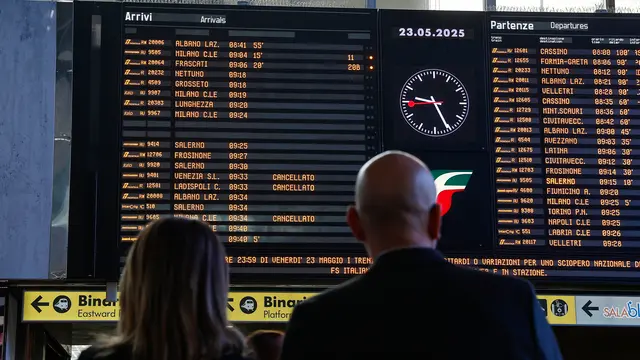 Passeggeri durante lo sciopero dei treni alla stazione ferroviaria di Termini, Roma, 23 maggio 2025. ANSA/ANGELO CARCONI