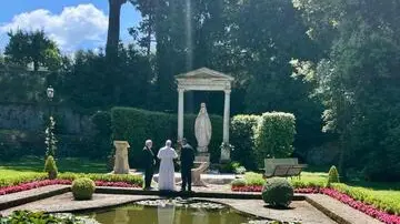 Accolto dal card. Fabio Baggio e dal direttore operativo del progetto Borgo Laudato Si', padre Manuel Dorantes, a Castel Gandolfo papa Leone si è fermato nel Giardino della Vergine Maria, un rifugio storicamente amato da molti Papi nel corso dei secoli, 29 maggio 2025. Ha poi visitato i Giardini del Belvedere, dove ha osservato i preparativi finali in corso per l'imminente inaugurazione del Borgo Laudato Si', l'iniziativa lanciata da papa Francesco il 2 febbraio 2023, radicata nella missione della Chiesa di promuovere l'ecologia integrale, unendo la cura per la creazione con la protezione della dignità umana. ///// Welcomed by Cardinal Fabio Baggio and the operational director of the Borgo Laudato Si' project, Father Manuel Dorantes, Pope Leo stopped in the Garden of the Virgin Mary, a refuge historically beloved by many Popes over the centuries, in Castel Gandolfo, Italy, 29 May 2025. He then visited the Belvedere Gardens, where he observed the final preparations underway for the upcoming inauguration of the Borgo Laudato Si', the initiative launched by Pope Francis on February 2, 2023, rooted in the Church's mission to promote integral ecology, uniting care for creation with the protection of human dignity. ANSA/VATICAN MEDIA +++ ANSA PROVIDES ACCESS TO THIS HANDOUT PHOTO TO BE USED SOLELY TO ILLUSTRATE NEWS REPORTING OR COMMENTARY ON THE FACTS OR EVENTS DEPICTED IN THIS IMAGE; NO ARCHIVING; NO LICENSING +++ NPK +++