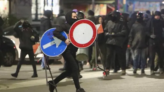 Scontri tra la polizia e gli anarchici in corteo a Milano per manifestare a sostegno di Alfredo Cospito e contro il regime di 41 bis. Sono stati lanciati petardi, bottiglie e pietre e gli agenti hanno caricato i manifestanti, Milano, 11 Febbraio 2023. ANSA/PAOLO SALMOIRAGO
