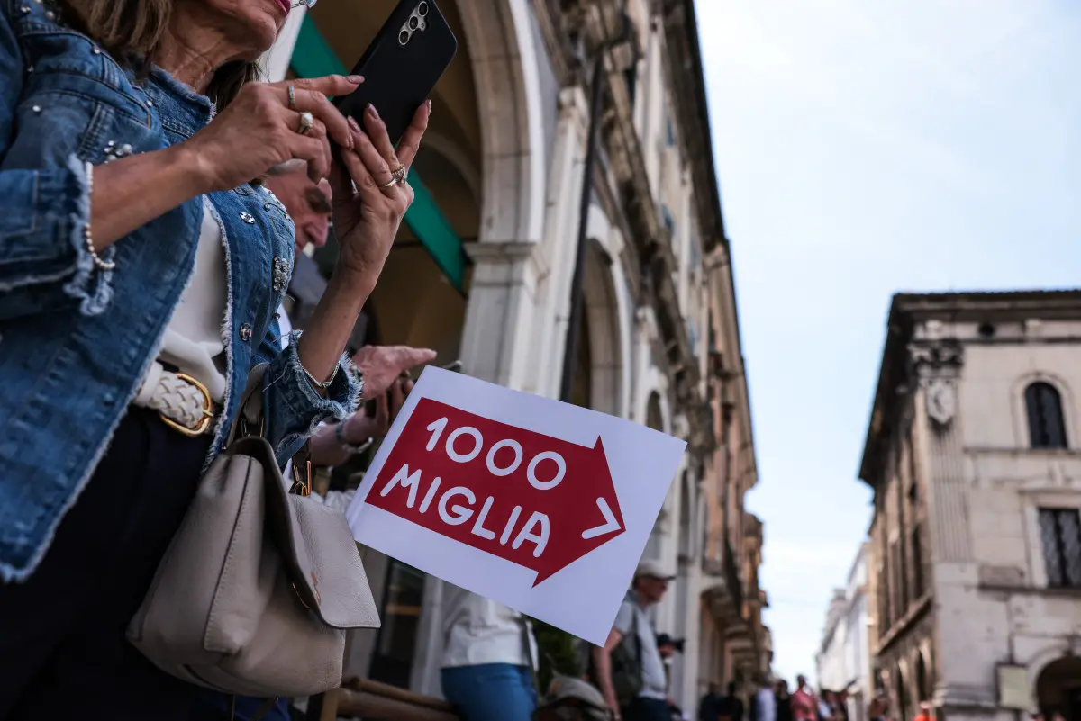 Mille Miglia 2025, il passaggio da piazza Loggia a Brescia